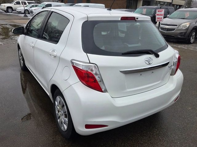 2013 Toyota Yaris LE Hatchback 4D - 22965107 - 4