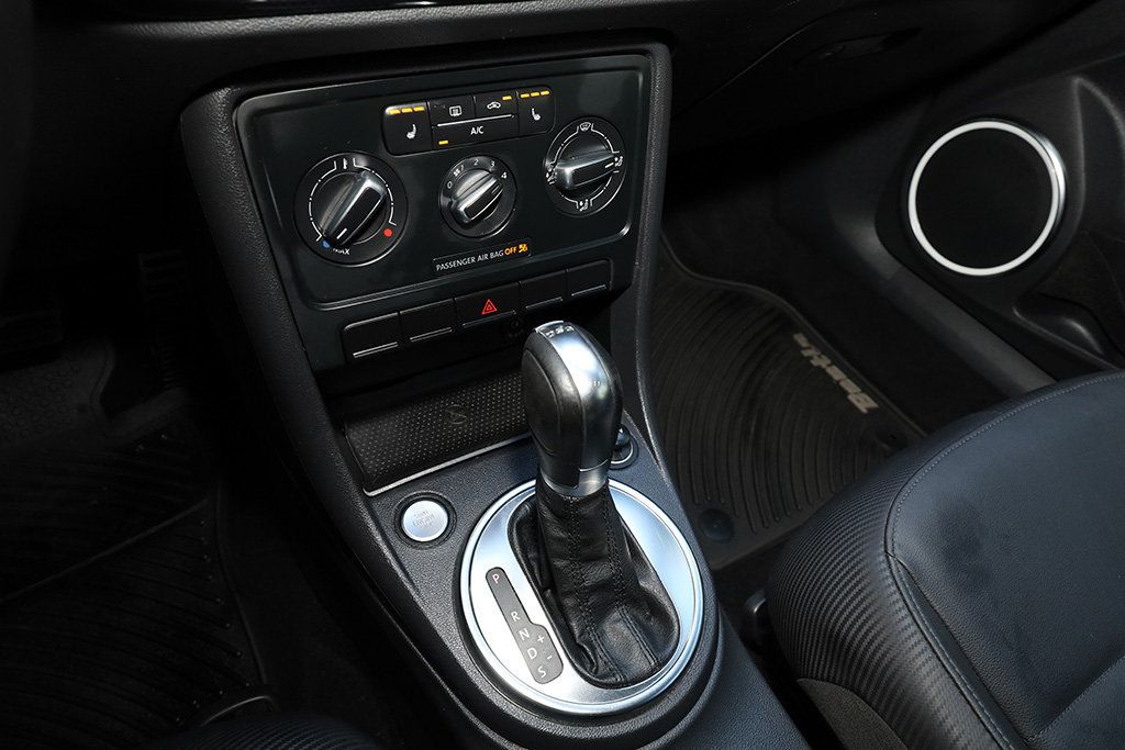 2013 Volkswagen Beetle Convertible photo 9