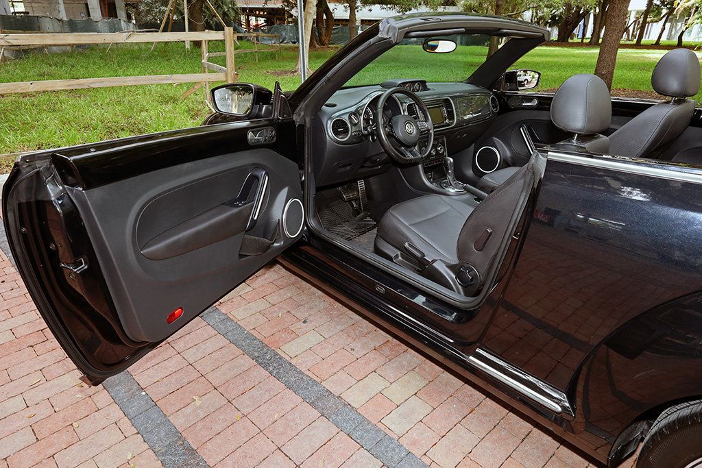 2013 Volkswagen Beetle Convertible photo 21