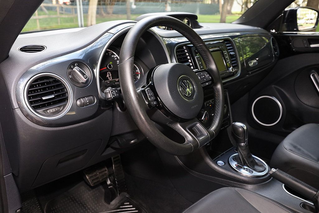 2013 Volkswagen Beetle Convertible photo 23