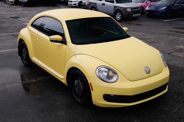 2013 Volkswagen Beetle Coupe  - 23068489 - 17