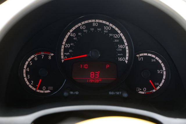 2013 Volkswagen Beetle Coupe  - 23068489 - 26