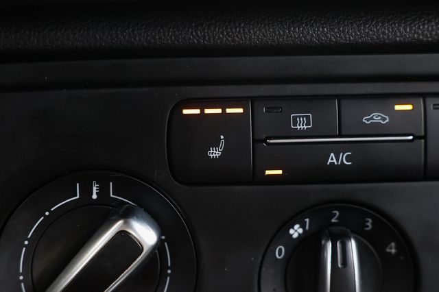 2013 Volkswagen Beetle Coupe  - 23068489 - 29