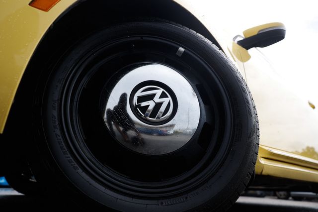 2013 Volkswagen Beetle Coupe  - 23068489 - 32