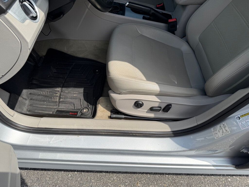 2013 Volkswagen Passat TDI photo 19