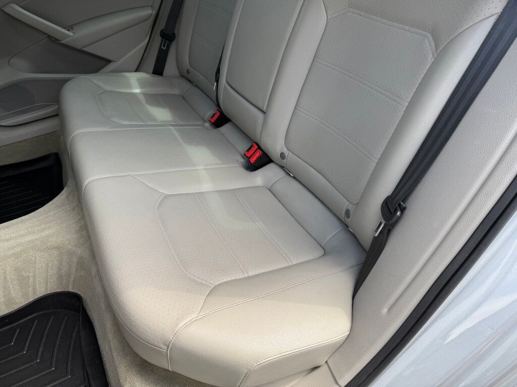 2013 Volkswagen Passat TDI photo 30