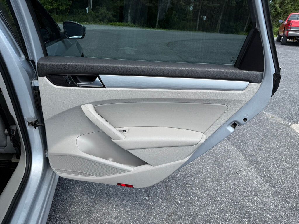 2013 Volkswagen Passat TDI photo 35