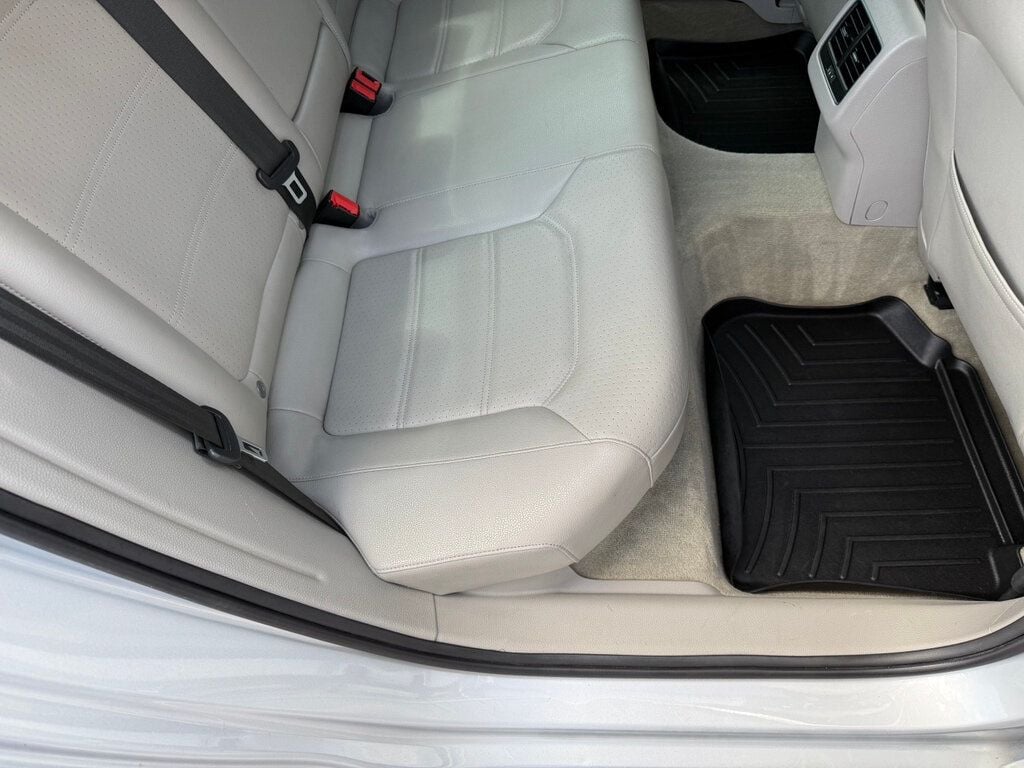 2013 Volkswagen Passat TDI photo 38