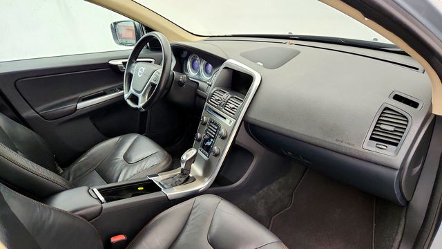 2013 Volvo XC60 T6 AWD Platinum w/ Climate Pkg, BLIS & Remote Start - 23090324 - 25