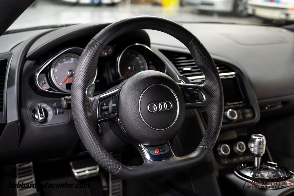 2014 Audi R8 Coupe Quattro V8 photo 15