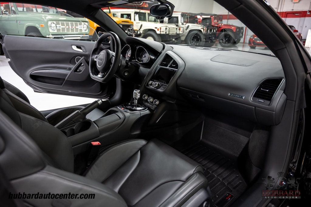 2014 Audi R8 Coupe Quattro V8 photo 19