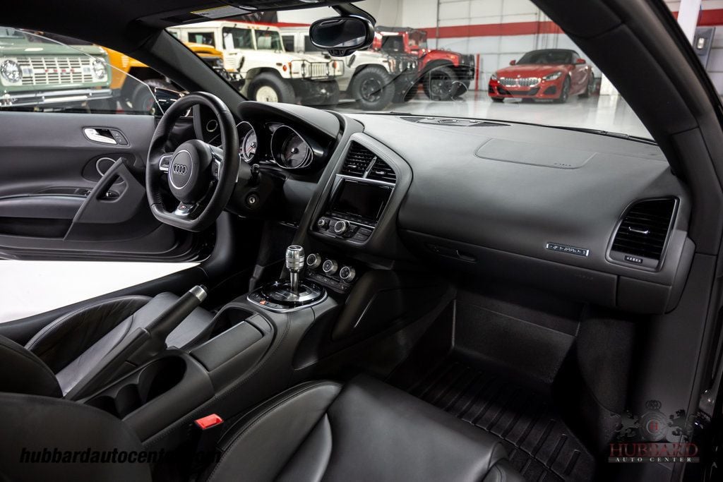 2014 Audi R8 Coupe Quattro V8 photo 21