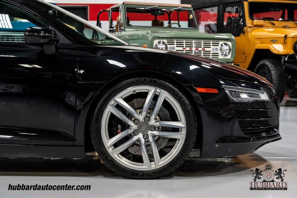 2014 Audi R8 Coupe Quattro V8 photo 30