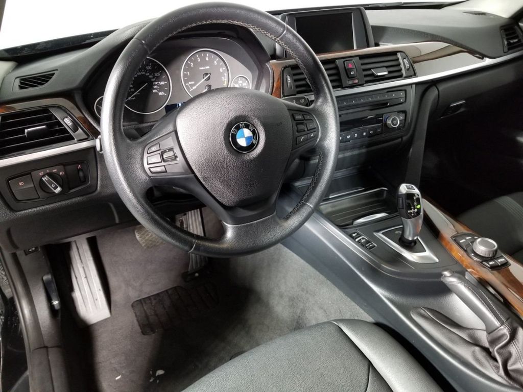 2014 BMW 3 Series 320i xDrive - 18347375 - 11