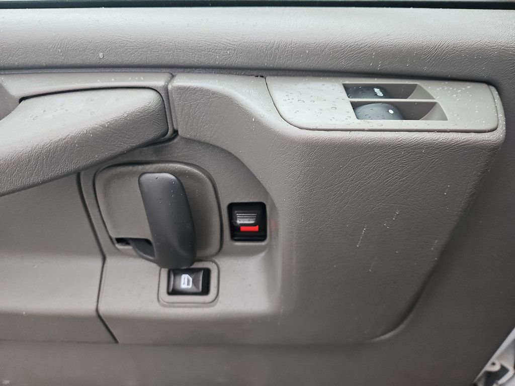 Chevrolet Express photo 17