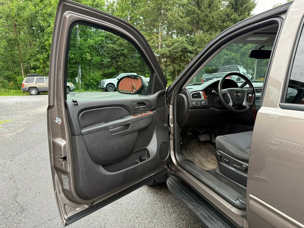 2014 Chevrolet Suburban LS photo 19