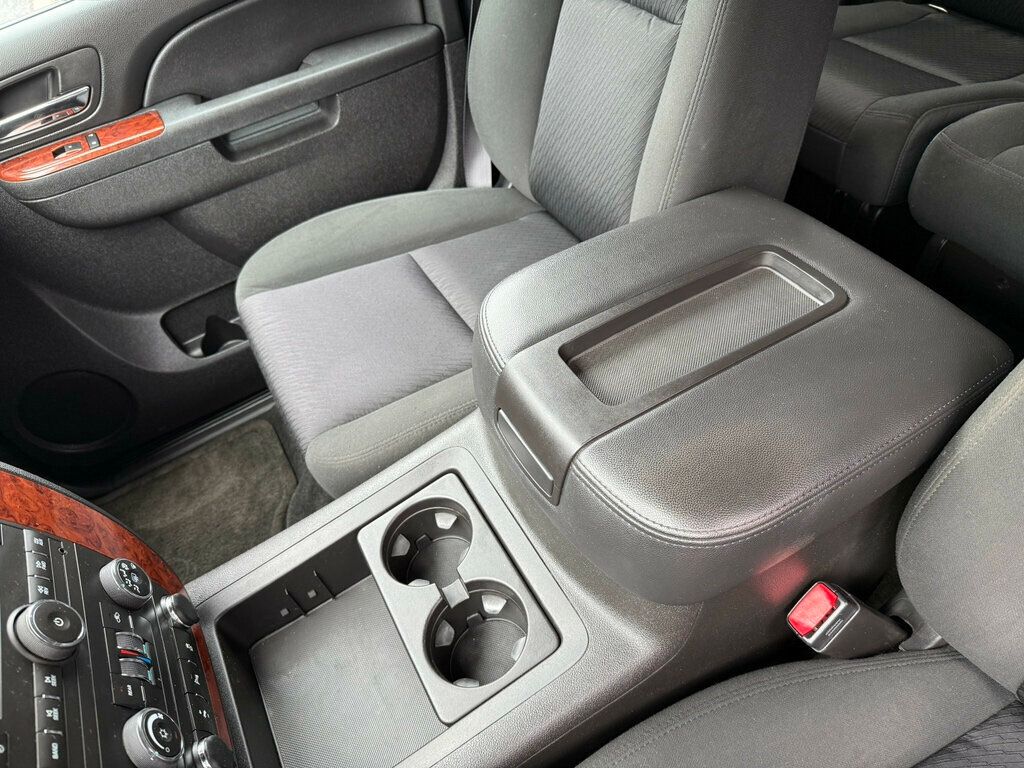 2014 Chevrolet Suburban LS photo 30
