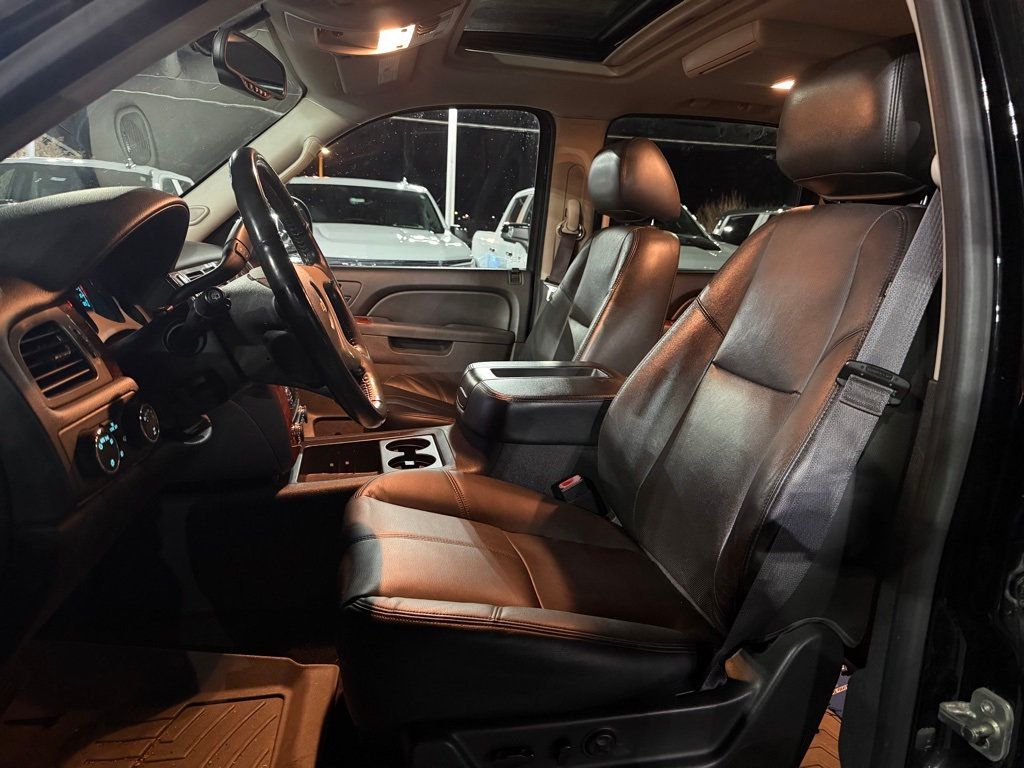 2014 Chevrolet Suburban 4WD 4dr LTZ - 22998624 - 19