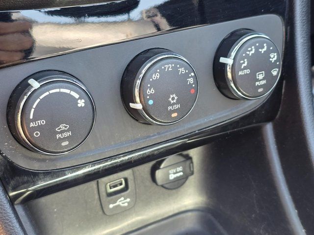 2014 Chrysler 200 2dr Convertible S - 22848599 - 33