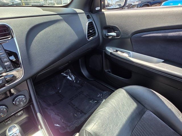 2014 Chrysler 200 2dr Convertible S - 22848599 - 38