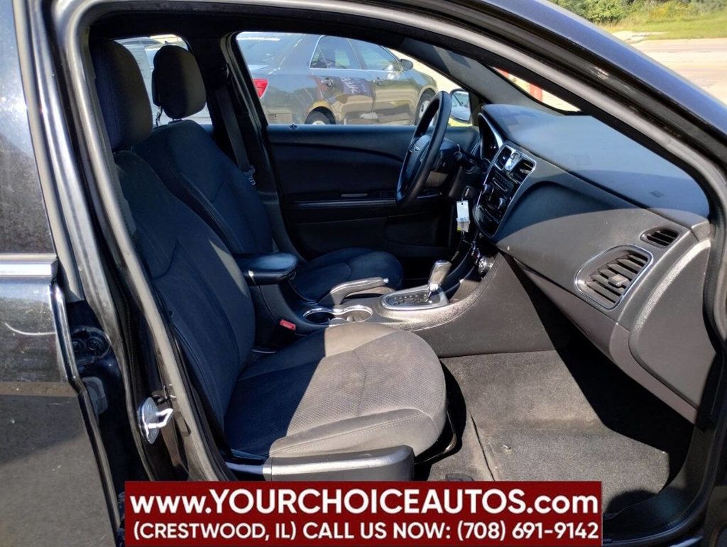 2014 Chrysler 200 4dr Sedan LX - 22915531 - 19