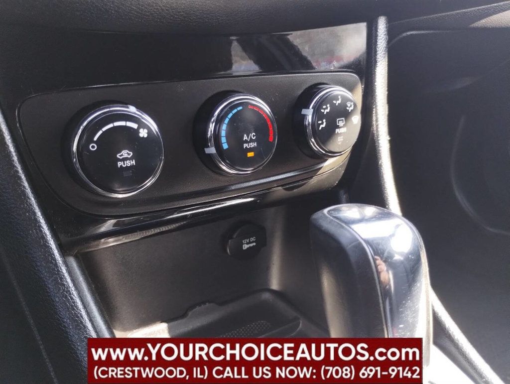 2014 Chrysler 200 4dr Sedan LX - 22915531 - 29
