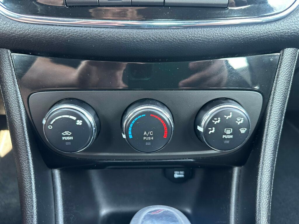 2014 Chrysler 200 4dr Sedan LX - 23059096 - 13