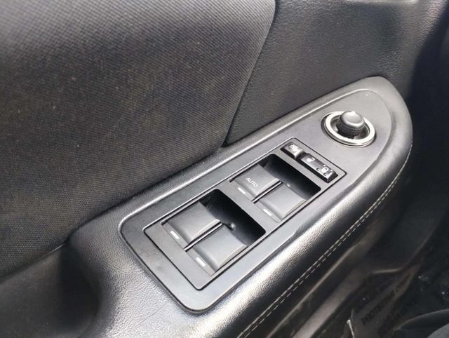 2014 Chrysler 200 4dr Sedan Touring - 22925110 - 25