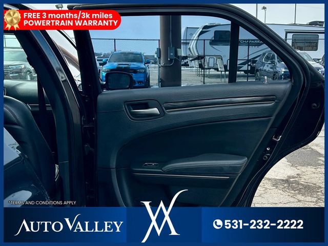 2014 Chrysler 300 300C John Varvatos Limited Edition Sedan 4D - 22989945 - 25