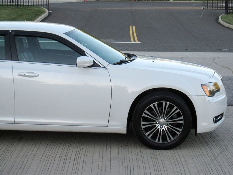 2014 Chrysler 300 photo 9