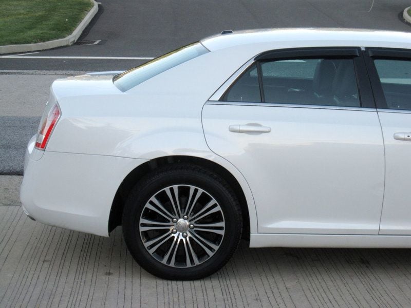 2014 Chrysler 300 photo 10