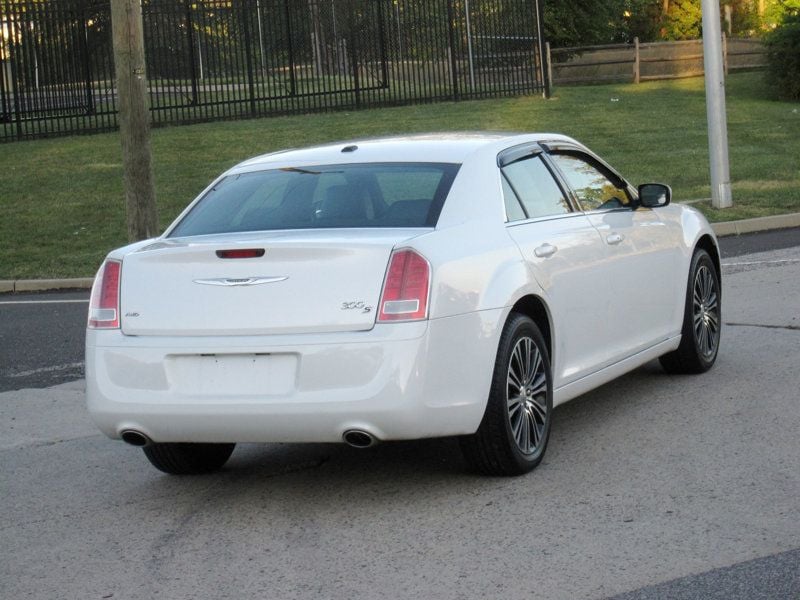 2014 Chrysler 300 photo 11