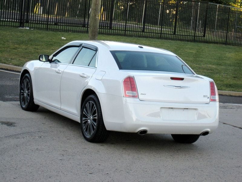2014 Chrysler 300 photo 12