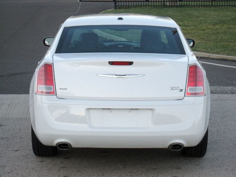 2014 Chrysler 300 photo 13