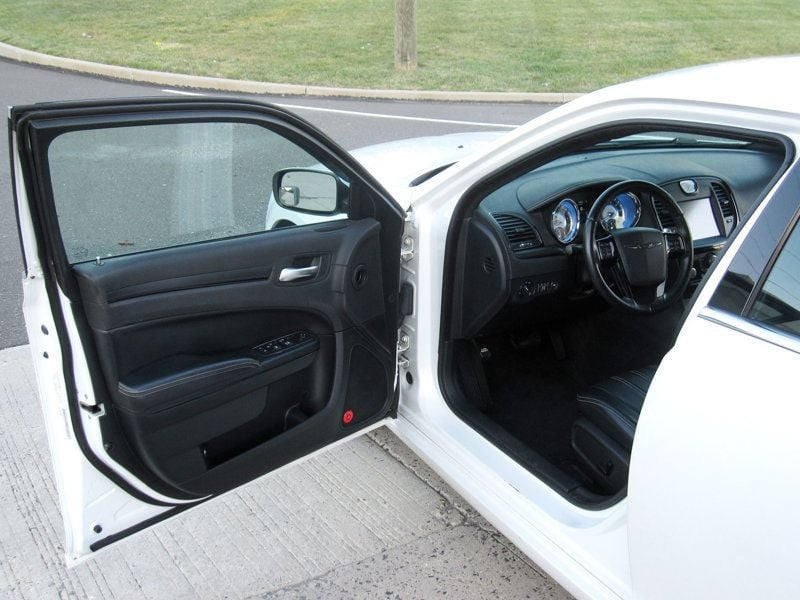 2014 Chrysler 300 photo 15