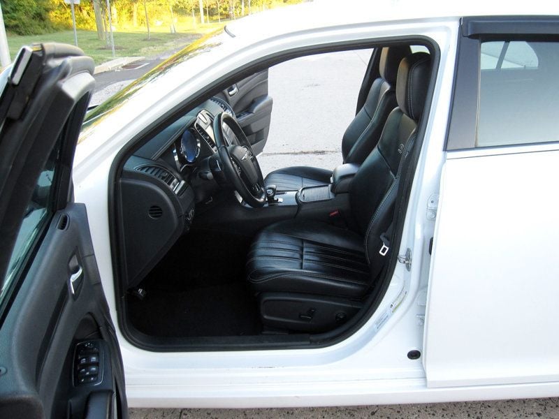 2014 Chrysler 300 photo 17