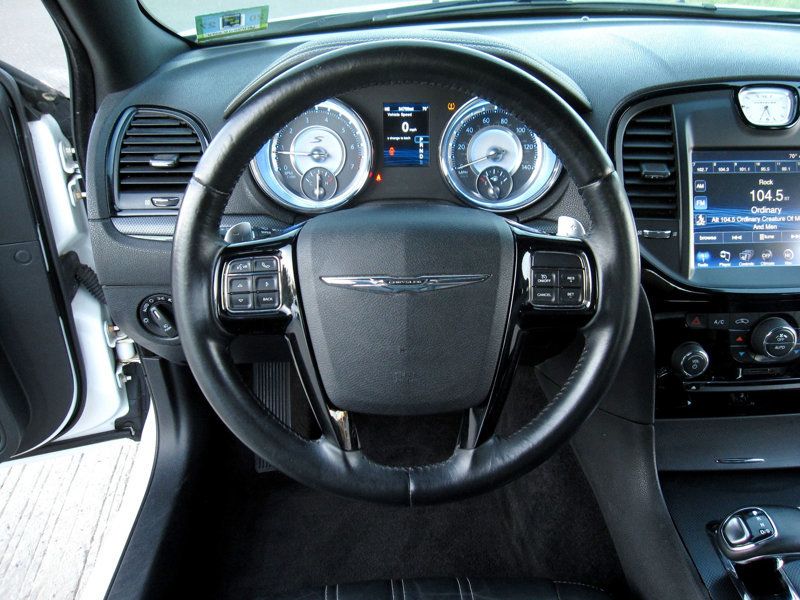2014 Chrysler 300 photo 19