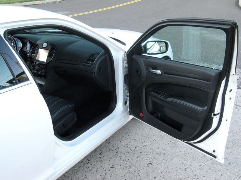 2014 Chrysler 300 photo 21