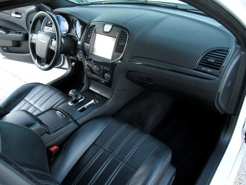2014 Chrysler 300 photo 23