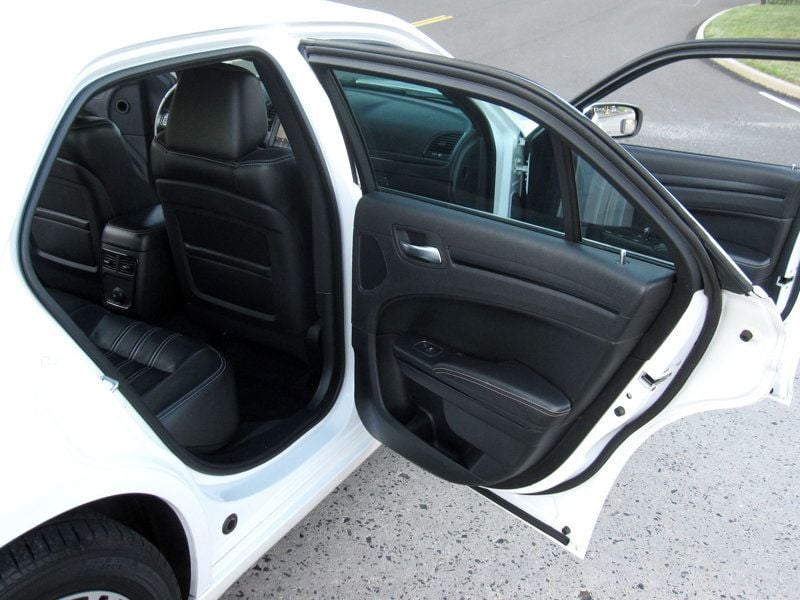 2014 Chrysler 300 photo 24
