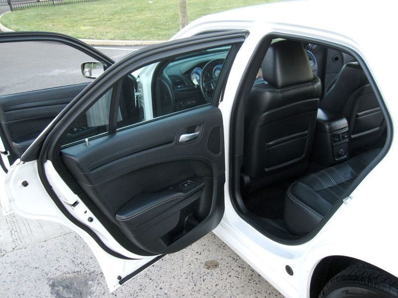 2014 Chrysler 300 photo 25