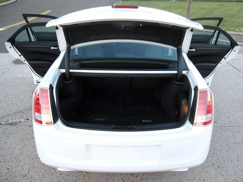 2014 Chrysler 300 photo 28