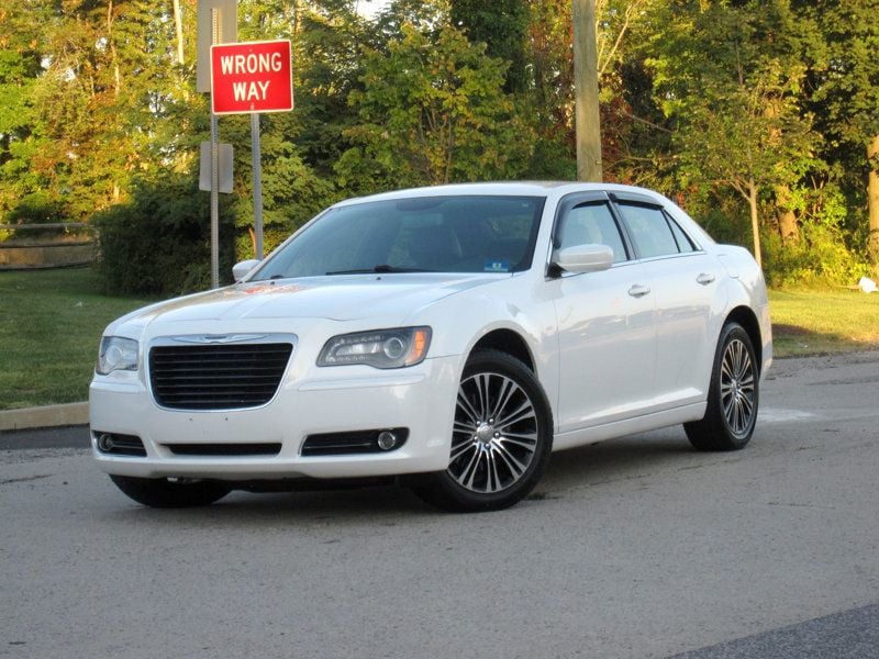 2014 Chrysler 300 photo 2
