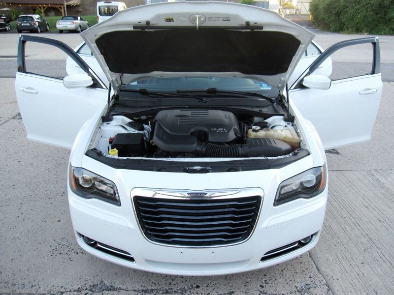 2014 Chrysler 300 photo 30