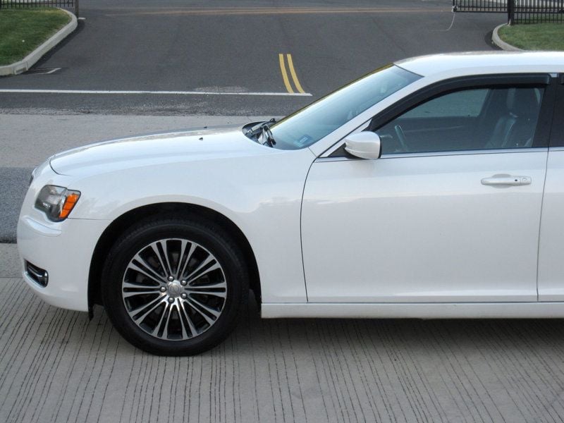 2014 Chrysler 300 photo 6