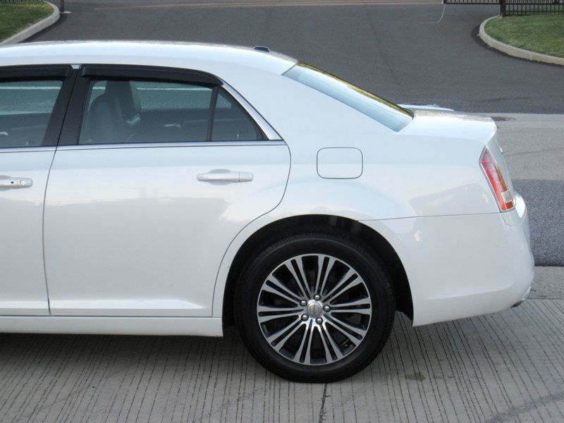 2014 Chrysler 300 photo 7