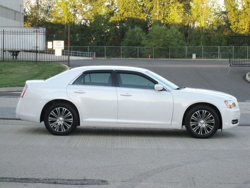 2014 Chrysler 300 photo 8