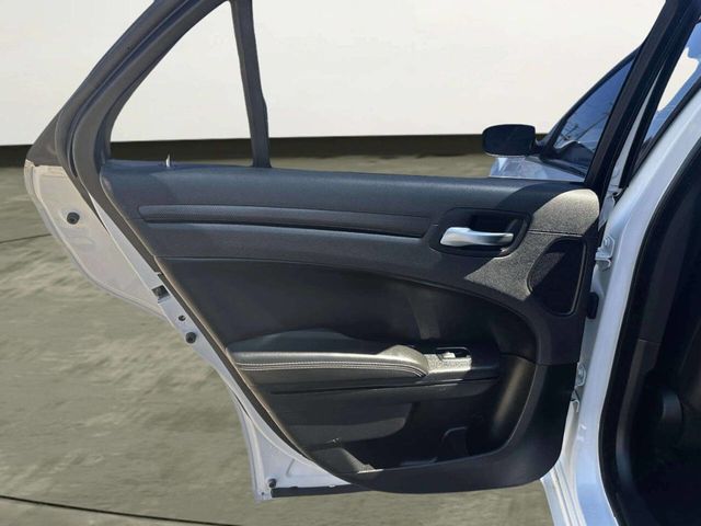 2014 Chrysler 300 4dr Sedan 300S AWD - 23010045 - 11