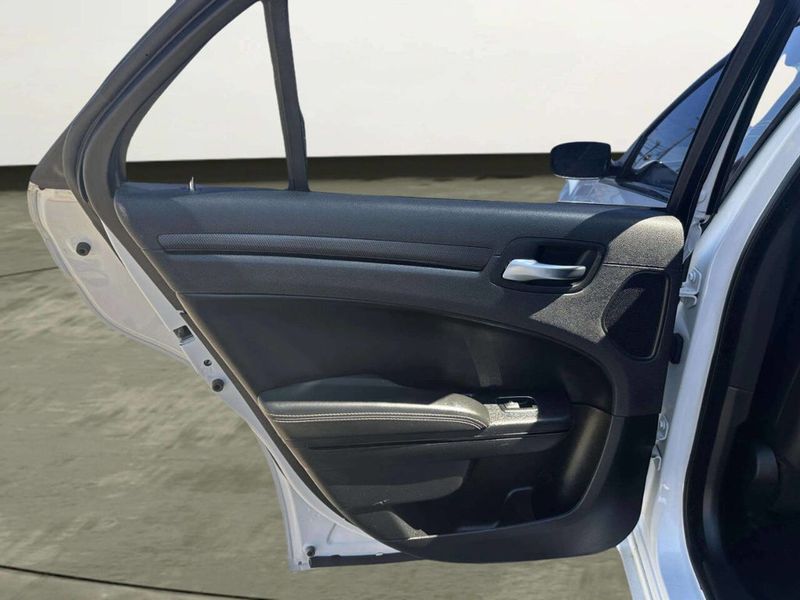 2014 Chrysler 300 4dr Sedan 300S AWD - 23010045 - 11