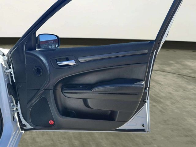 2014 Chrysler 300 4dr Sedan 300S AWD - 23010045 - 21